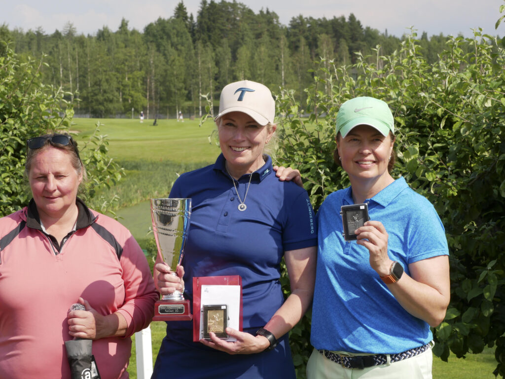 Keskellä Ann-Sofie Sivelä (Jyväs-Golf, kultaa), oikealla Gitta Kauppi (Helsingin Golfklubi, hopeaa), vasemmalla Katja Riipi (HIFK Golf, pronssia)