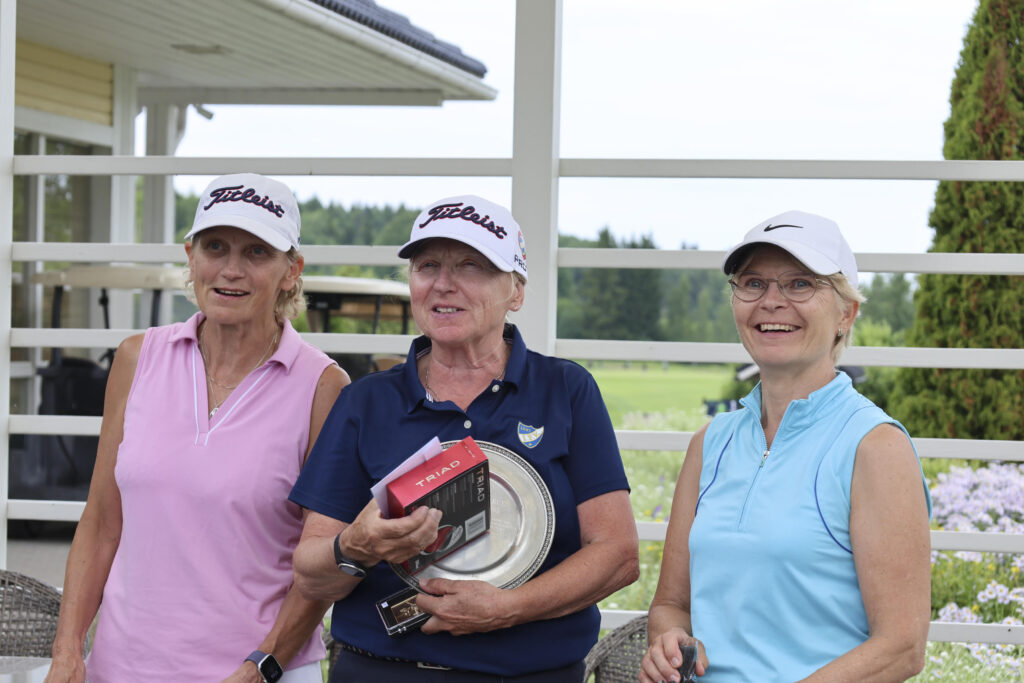Keskellä Eeva Määttänen (HIFK Golf, kultaa), vasemmalla Kohonen Tuija (HIFK Golf, hopeaa), oikealla Tarja Lähteinen (Hyvinkää Golf, pronssia)